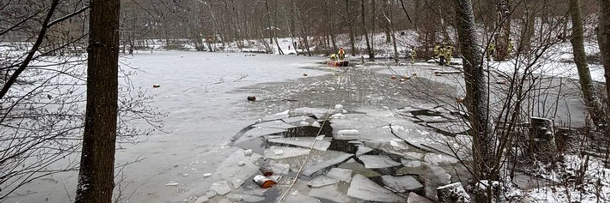 FW Menden: Feuerwehr Menden übt Eisrettung auf dem Hexenteich