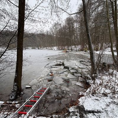 FW Menden: Feuerwehr Menden übt Eisrettung auf dem Hexenteich