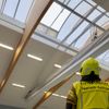 FW-OLL: Regenwasser dringt durch beschädigte Dachluke - Feuerwehr verhindert größeren Schaden an Sporthalle