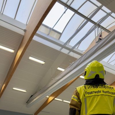 FW-OLL: Regenwasser dringt durch beschädigte Dachluke - Feuerwehr verhindert größeren Schaden an Sporthalle