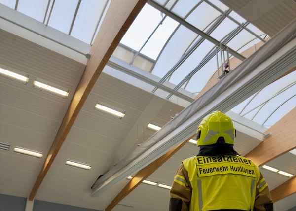 FW-OLL: Regenwasser dringt durch beschädigte Dachluke - Feuerwehr verhindert größeren Schaden an Sporthalle