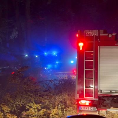 Feuerwehr MTK: Waldbrandlöschzug des Main-Taunus-Kreises unterstützt bei Waldbrand im Rheingau-Taunus-Kreis - Rund 45 Einsatzkräfte sicherten in schwierigem Gelände die Flanken des Brandgebietes