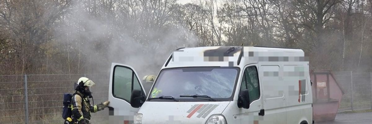 FW Hünxe: Brennender Kleinbus