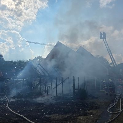FW Bad Segeberg: Brand eines Anbaus in voller Ausdehnung - zwei Katzen gerettet