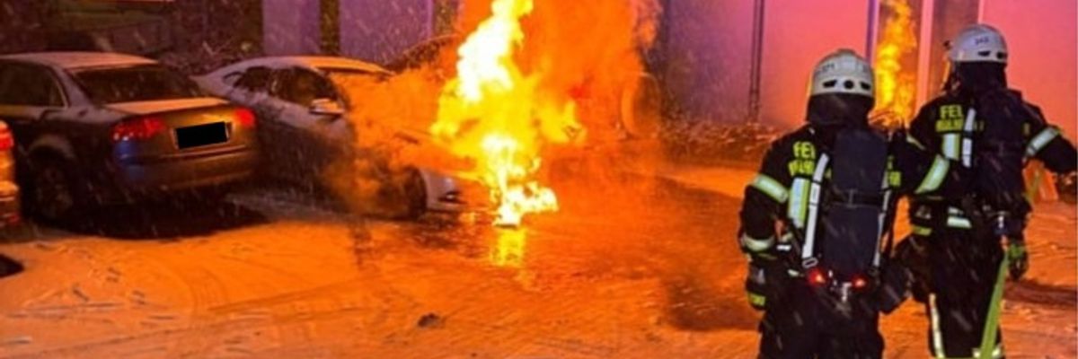 FW-MH: PKW gerät auf Parkplatz in Brand