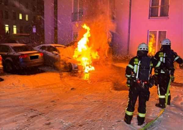 FW-MH: PKW gerät auf Parkplatz in Brand