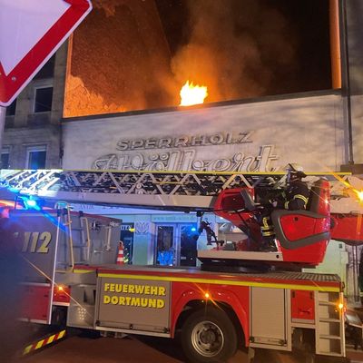 FW-DO: Feuer in einem Geschäftshaus am Schwanenwall - keine Verletzten