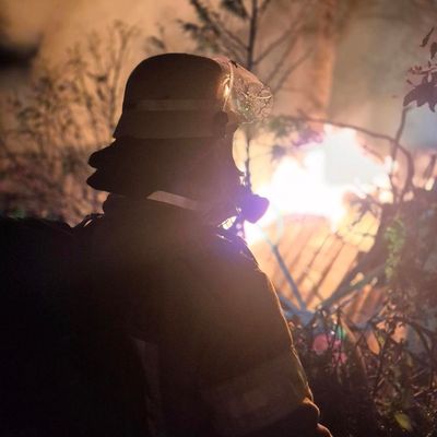 FW Bremerhaven: Feuer auf Kleingartengelände