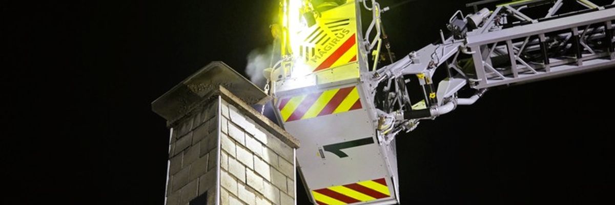 FW-EN: Weiterer Verkehrsunfall und Kaminbrand in den späten Abendstunden