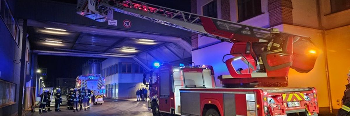 FW-AR: Feuer durch Wartungsarbeiten- Einheiten Neheim und Voßwinkel üben gemeinsam
