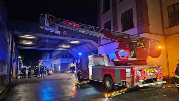 FW-AR: Feuer durch Wartungsarbeiten- Einheiten Neheim und Voßwinkel üben gemeinsam