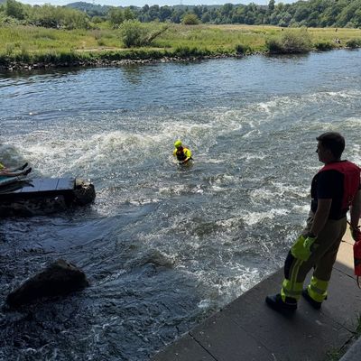 FW-EN: Einsatzmarathon am Sonntag: Hattinger Feuerwehr rettet Frau aus der Ruhr und verhindert Wohnungsbrand.