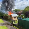FW-AUR: Holzschuppen vor Wohngebäude in Vollbrand