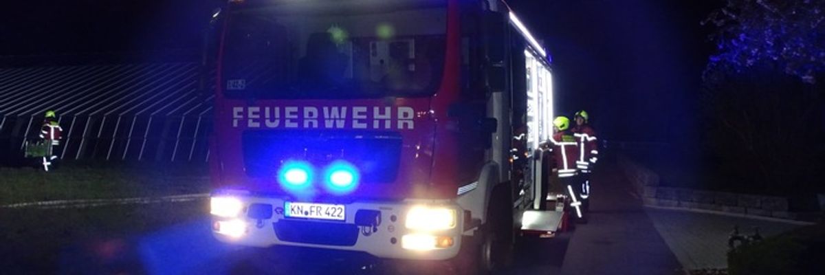 FW Reichenau: Feuerwehr löscht Schilfbrand von zwei Seiten, Reichenau-Oberzell, 05.04.2025