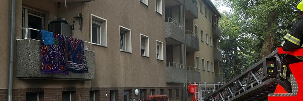 FW Bergheim: Feuerwehr rettet mehrere Personen bei Kellerbrand in Bergheim Sieben Personen über Leitern aus Mehrfamilienhaus gerettet - Feuerwehr brachte Brand schnell unter Kontrolle
