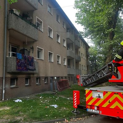 FW Bergheim: Feuerwehr rettet mehrere Personen bei Kellerbrand in Bergheim Sieben Personen über Leitern aus Mehrfamilienhaus gerettet - Feuerwehr brachte Brand schnell unter Kontrolle