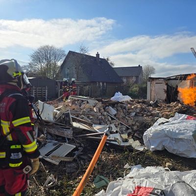 FW Bad Segeberg: Gasaustritt nach Beschädigung einer Gasleitung - Flammenbild sichbar