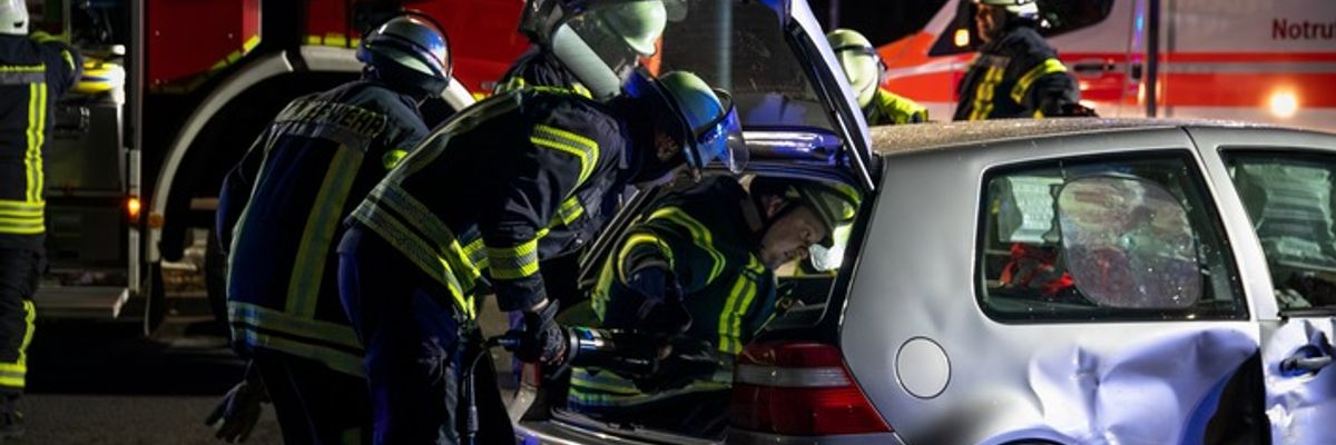 FW LK Neunkirchen: Drei Verletzte bei Unfall - Feuerwehr rettet Schwerverletzte aus Wrack