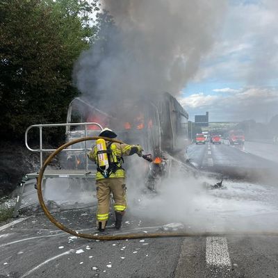 FW VG Asbach: LKW-Brand legt A3 bei Neustadt am Montagnachmittag lahm