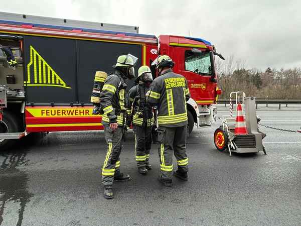 FW-EN: Brennendes Wohnmobil auf der BAB 1