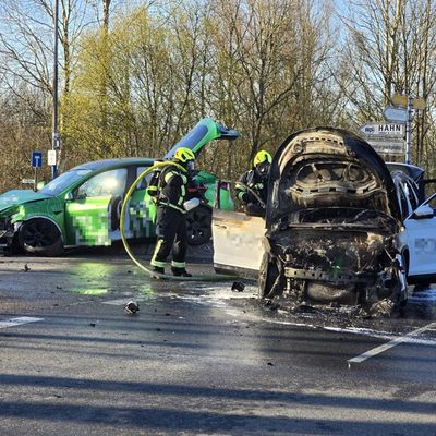 FW-RD: Verkehrsunfall auf der A 210 bei Bredenbek - PKW in Flammen