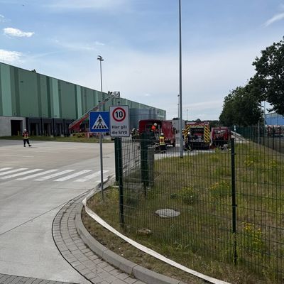 FW-ROW: Feuer auf dem Dach einer Logistikhalle