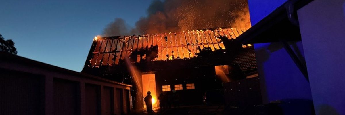 FW Düren: Scheune in Merken steht beim Eintreffen in Vollbrand.