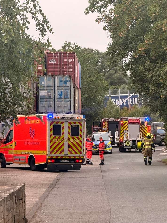 FW Bad Oeynhausen: Feuer bei Entsorgungsbetrieb - brennendes Fass zügig gelöscht