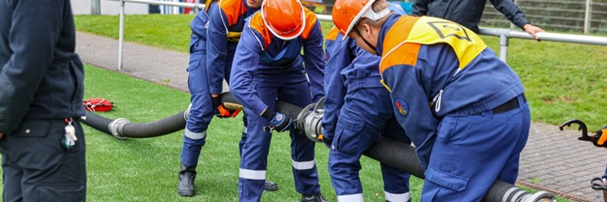 FW-W: Jugendfeuerwehrleute zeigen in Wuppertal ihr Können