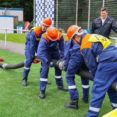 FW-W: Jugendfeuerwehrleute zeigen in Wuppertal ihr Können