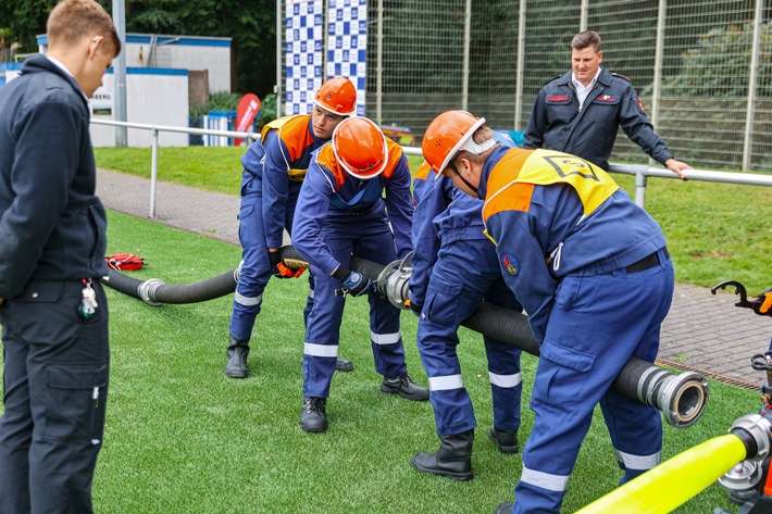 FW-W: Jugendfeuerwehrleute zeigen in Wuppertal ihr Können