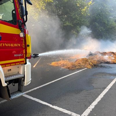 FW Bad Oeynhausen: Anhänger mit Strohballen in Vollbrand