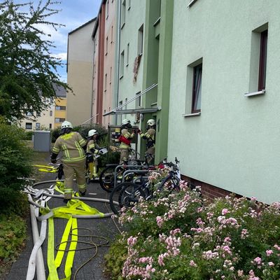 FW Lehrte: Schneller Einsatz der Feuerwehr verhindert Brandausbreitung im Mehrfamilienhaus