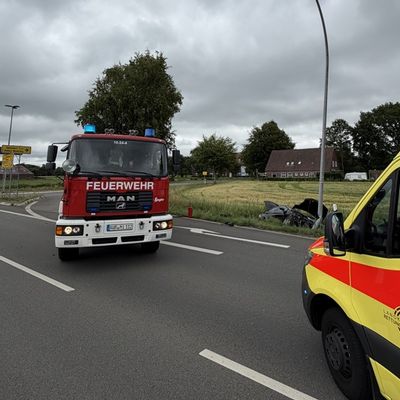 FW-AUR: Verkehrsunfall im Kreuzungsbereich der B210