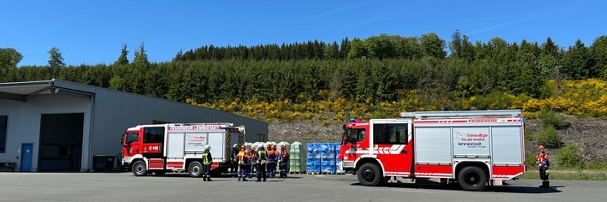 FW-OE: Jugendfeuerwehr übt den Ernstfall bei Gerätebau Linn in Lennestadt-Oedingen
