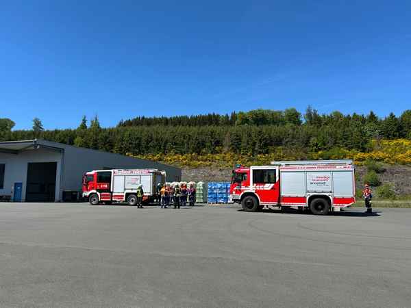 FW-OE: Jugendfeuerwehr übt den Ernstfall bei Gerätebau Linn in Lennestadt-Oedingen