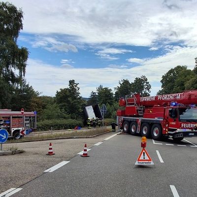 KFV-CW: LKW stürzt Böschung hinunter / Fahrer schwer verletzt / Straße bis frühen Abend gesperrt