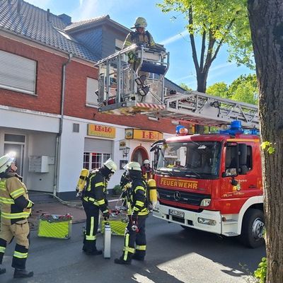 FW Sonsbeck: Gemeldeter Dachstuhlbrand erweist sich als brennendes Laub in einer Dachrinne