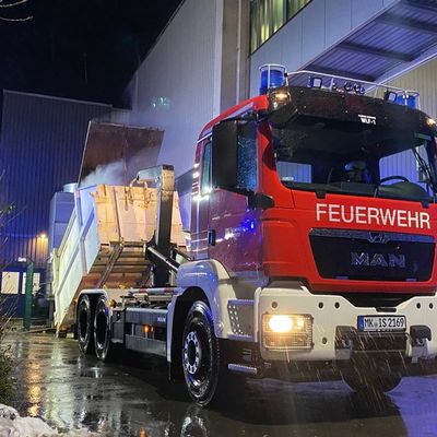 FW-MK: Müllpresse an der Eissporthalle in Brand geraten