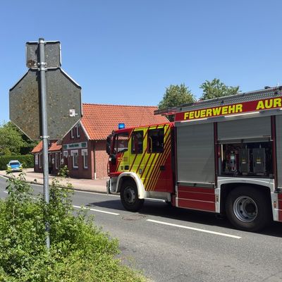 FW-AUR: Anspruchsvoller Rettungseinsatz nach Verkehrsunfall