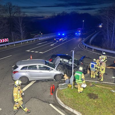 FW Weinheim: Schwerer Verkehrsunfall an der B3 Abfahrt Lützelsachsen. Drei Verletzte nach Zusammenstoß zweier Pkw.