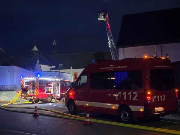 FW-AR: Intensive Jahresübung: Brand in altem Drogerie-Gebäude