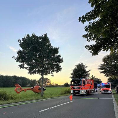 FW-RS: Schwerer Verkehrsunfall in Hückeswagen auf der K1/ Kleintransporter kollidiert mit Baum