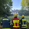 FW Bremerhaven: Bootshaus Speckenbüttel brennt - Einsatzkräfte der Feuerwehr und Hilfsorganisationen im Einsatz