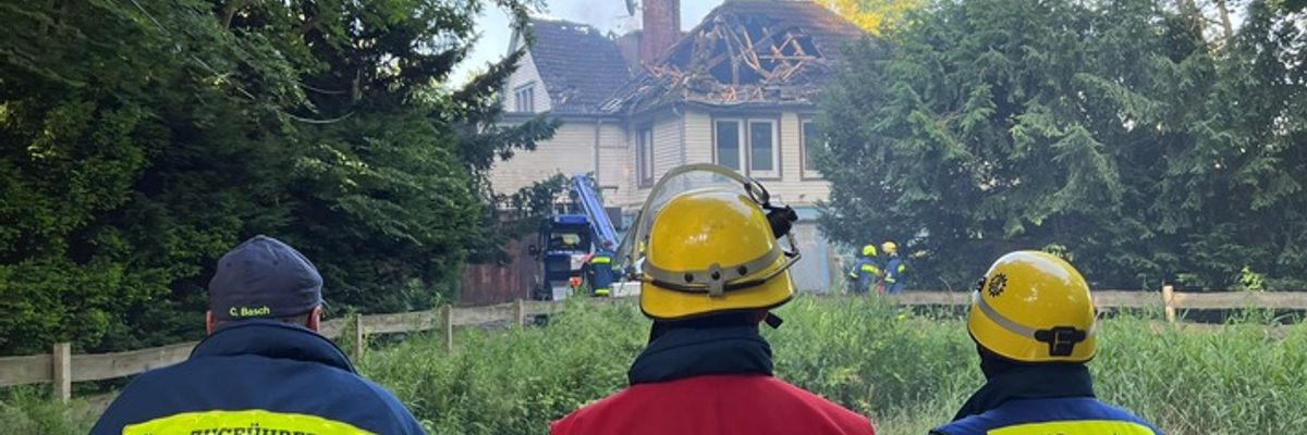 FW Bremerhaven: Bootshaus Speckenbüttel brennt - Einsatzkräfte der Feuerwehr und Hilfsorganisationen im Einsatz