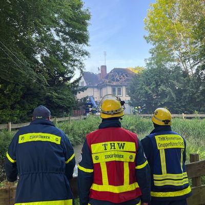 FW Bremerhaven: Bootshaus Speckenbüttel brennt - Einsatzkräfte der Feuerwehr und Hilfsorganisationen im Einsatz