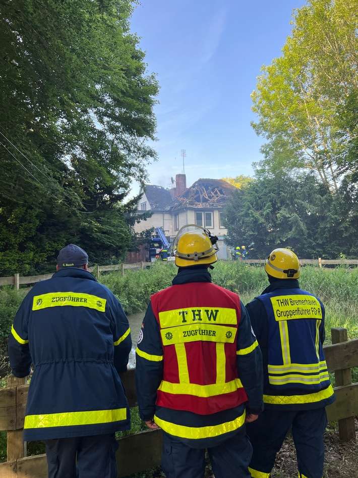 FW Bremerhaven: Bootshaus Speckenbüttel brennt - Einsatzkräfte der Feuerwehr und Hilfsorganisationen im Einsatz