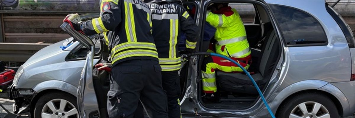 FW Mettmann: schwerer Verkehrsunfall zwischen PKW und LKW