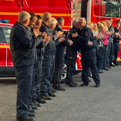 FW Dinslaken: Feuerwehrchef Ulrich Borgmann nach fast 40 Jahren verabschiedet