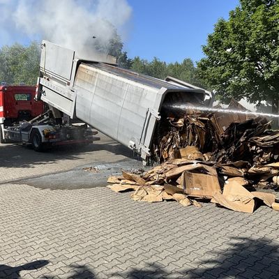 FW-NE: Feuer an einer Gewerbehalle | Brennender Presscontainer abgelöscht